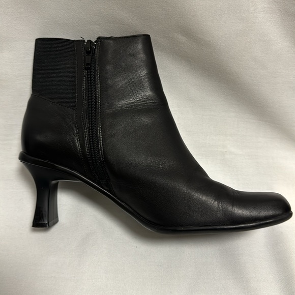 Cover Girl black ankle boots with zipper, elastic in the back - Picture 4 of 9